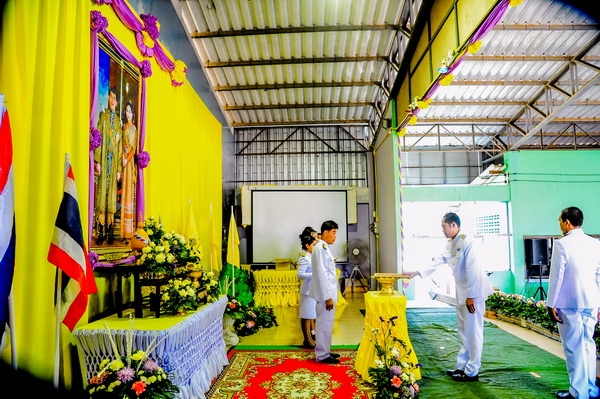 พิธีรับพระราชทานพระบรมฉายาลักษณ์ พระบาทสมเด็จพระเจ้าอยู่หัว และสมเด็จพระนางเจ้าฯ พระบรมราชินี เนื่อง